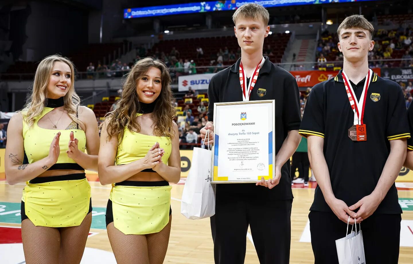You are currently viewing Trefl 1LO Sopot U17 Uhonorowani Podczas Półfinału w Ergo Arenie